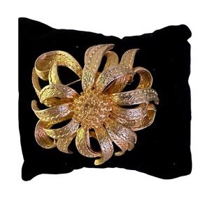 VTG Gold Tone Flower Brooch Pin Textured Petals Center